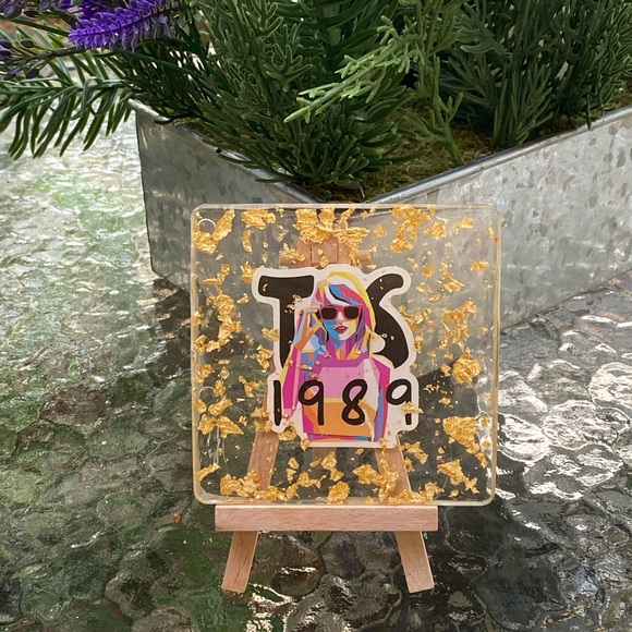 Taylor Swift 1989 Cartoon with Gold Flakes Resin Display Art & Mini Easel - Picture 17 of 17